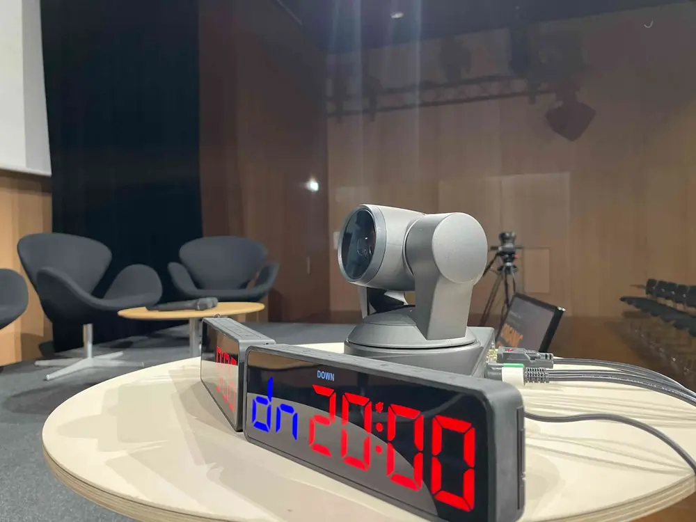 Caméra PTZ sur table de conférence